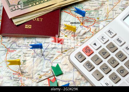 PIN-Flaggen, die Reisepasspunkte markieren, Dollarnoten und Taschenrechner, Draufsicht Stockfoto