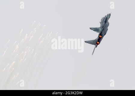 LEEUWARDEN, Niederlande - 11. Juni 2016: Slowakische Luftwaffe MiG-29 Fulcrum Fackeln abzufeuern, während einer Demonstration an der Roy Stockfoto