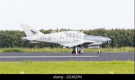 LEEUWARDEN, NIEDERLANDE - 10. JUNI 2016: Niederländische Armee BlackShape Prime während einer Demonstration an der Royal Netherlands Air for Stockfoto