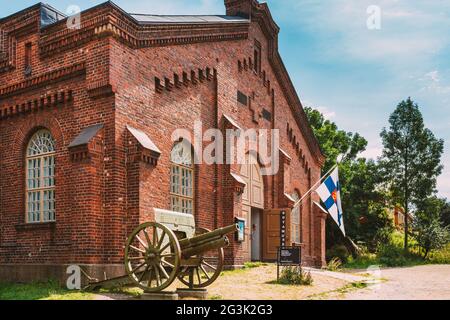 Militärmuseen Manege-Gebäude Auf Der Festungsinsel Suomenlinna. Weltkulturerbe Am Sonnigen Sommertag. Helsinki, Finnland Stockfoto