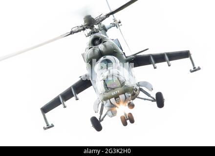 LEEUWARDEN, Niederlande - 10. Juni 2016: Tschechische Republik Luftwaffe Mil Mi-24 Hind Kampfhubschrauber Durchführung einer demonstration Stockfoto