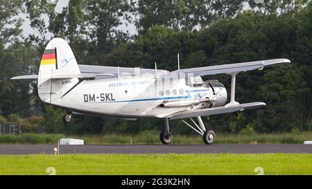 LEEUWARDEN, Niederlande-Juni 10: eine alte deutsche DM-SKL Deutsche Lufthansa auf der niederländischen Airshow am 10. Juni 2016 bei L führt Stockfoto