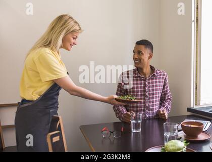 Gut aussehender Mann in veganes restaurant Stockfoto