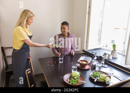 Gut aussehender Mann in veganes restaurant Stockfoto
