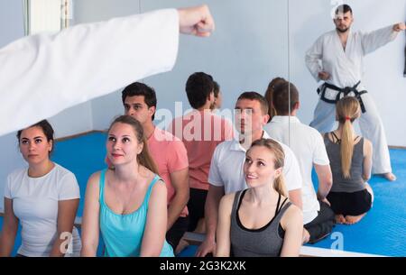 Der Ausbilder von Beardy zeigt Erwachsenen neue Kampfbewegungen Stockfoto