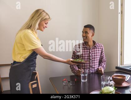 Gut aussehender Mann in veganes restaurant Stockfoto