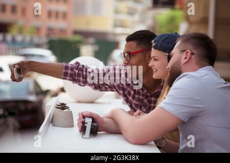 Glückliche Freunde machen Selfies im freien Stockfoto