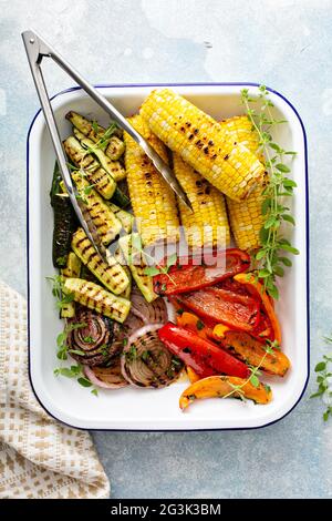 Gegrilltes Sommergemüse auf einem Tablett, gerade gekocht und fertig zum Essen Stockfoto