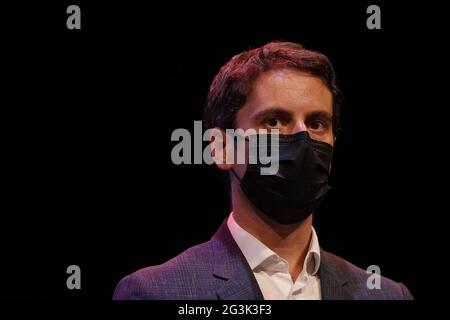 Regierungssprecher Gabriel Attal nimmt am 16. Juni 2021 an einem öffentlichen Treffen mit Geneviève Darrieussecq im Theater des Quatre Saisons in Gradignan Teil. Stockfoto