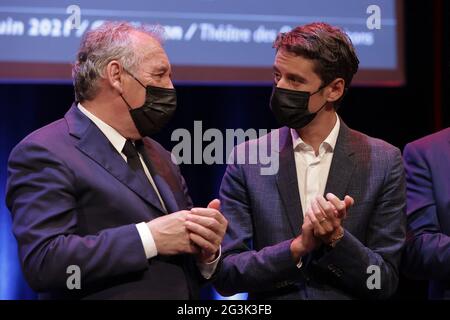 Der Bürgermeister von Pau, Francois Bayrou, und der Regierungssprecher Gabriel Attal nehmen am 16. Juni 2021 an einem öffentlichen Treffen mit Genevieve Darrieussecq im Theater des Quatre Saisons in Gradignan Teil. Stockfoto