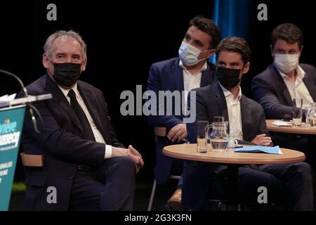 Der Bürgermeister von Pau, Francois Bayrou, und der Regierungssprecher Gabriel Attal nehmen am 16. Juni 2021 an einem öffentlichen Treffen mit Genevieve Darrieussecq im Theater des Quatre Saisons in Gradignan Teil. Stockfoto