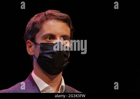 Regierungssprecher Gabriel Attal nimmt am 16. Juni 2021 an einem öffentlichen Treffen mit Geneviève Darrieussecq im Theater des Quatre Saisons in Gradignan Teil. Stockfoto