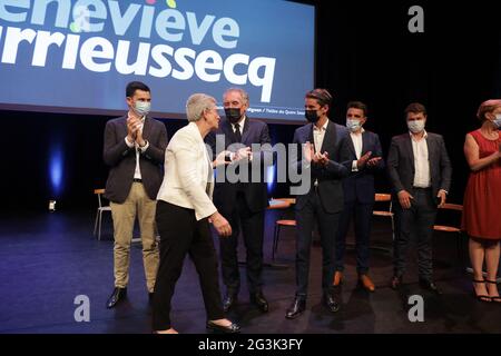 Der Bürgermeister von Pau, Francois Bayrou, und der Regierungssprecher Gabriel Attal nehmen am 16. Juni 2021 an einem öffentlichen Treffen mit Genevieve Darrieussecq im Theater des Quatre Saisons in Gradignan Teil. Stockfoto