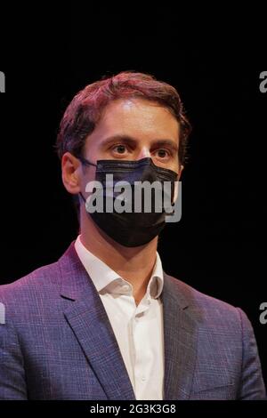 Regierungssprecher Gabriel Attal nimmt am 16. Juni 2021 an einem öffentlichen Treffen mit Geneviève Darrieussecq im Theater des Quatre Saisons in Gradignan Teil. Stockfoto