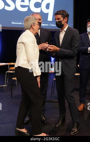 Der Bürgermeister von Pau, Francois Bayrou, und der Regierungssprecher Gabriel Attal nehmen am 16. Juni 2021 an einem öffentlichen Treffen mit Genevieve Darrieussecq im Theater des Quatre Saisons in Gradignan Teil. Stockfoto