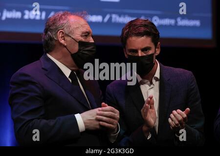 Der Bürgermeister von Pau, Francois Bayrou, und der Regierungssprecher Gabriel Attal nehmen am 16. Juni 2021 an einem öffentlichen Treffen mit Genevieve Darrieussecq im Theater des Quatre Saisons in Gradignan Teil. Stockfoto