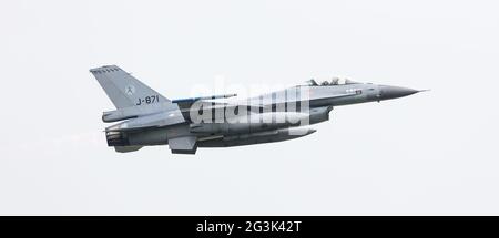 LEEUWARDEN, Niederlande - 11. Juni 2016: Niederländische f-16 Kampfjet abheben während der Royal Air Force Niederlande Stockfoto