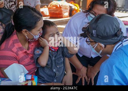 BALI/INDONESIEN-MAI 28 2021: Ein HNO-Arzt untersucht Ohren, Nase und Hals eines pädiatrischen Patienten. Während der COVID-19 Pandemie, HNO-Untersuchung Stockfoto