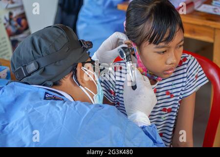 BALI/INDONESIEN-MAI 28 2021: Ein HNO-Arzt untersucht Ohren, Nase und Hals eines pädiatrischen Patienten. Während der COVID-19 Pandemie, HNO-Untersuchung Stockfoto