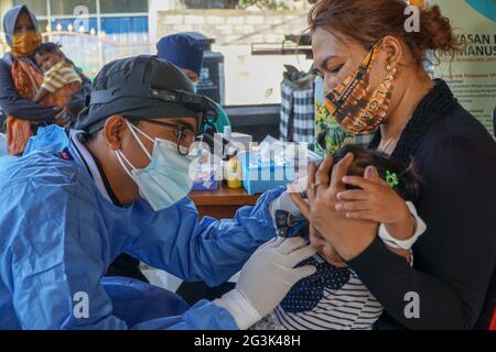 BALI/INDONESIEN-MAI 28 2021: Ein HNO-Arzt untersucht Ohren, Nase und Hals eines pädiatrischen Patienten. Während der COVID-19 Pandemie, HNO-Untersuchung Stockfoto