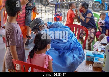 BALI/INDONESIEN-MAI 28 2021: Ein HNO-Arzt untersucht Ohren, Nase und Hals eines pädiatrischen Patienten. Während der COVID-19 Pandemie, HNO-Untersuchung Stockfoto