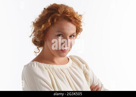 Listige mittlere gealterte Frau im studio Stockfoto