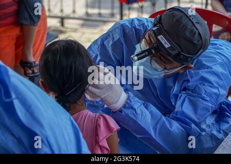 BALI/INDONESIEN-MAI 28 2021: Ein HNO-Arzt untersucht Ohren, Nase und Hals eines pädiatrischen Patienten. Während der COVID-19 Pandemie, HNO-Untersuchung Stockfoto