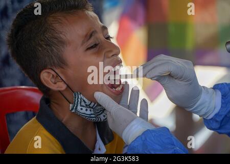 BALI/INDONESIEN-MAI 28 2021: Ein HNO-Arzt untersucht Ohren, Nase und Hals eines pädiatrischen Patienten. Während der COVID-19 Pandemie, HNO-Untersuchung Stockfoto