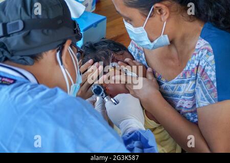 BALI/INDONESIEN-MAI 28 2021: Ein HNO-Arzt untersucht Ohren, Nase und Hals eines pädiatrischen Patienten. Während der COVID-19 Pandemie, HNO-Untersuchung Stockfoto