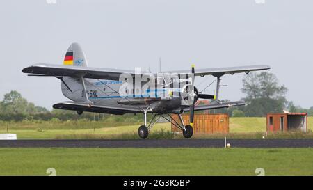 LEEUWARDEN, Niederlande-Juni 10: eine alte deutsche DM-SKL Deutsche Lufthansa auf der niederländischen Airshow am 10. Juni 2016 bei L führt Stockfoto