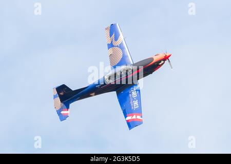 LEEUWARDEN, Niederlande - 10. Juni 2016: Austian Pilatus PC-7 während einer Demonstration am königlichen niederländischen Luftwaffe Tage Stockfoto