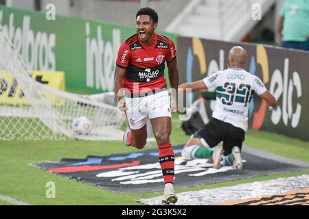 Maracana Stadium, Rio de Janeiro, Brasilien. Juni 2021. Copa do Brazil Football; Flamengo gegen Coritiba; Vitinho von Flamengo feiert sein Tor in der 27. Minute für 1-0 Credit: Action Plus Sports/Alamy Live News Stockfoto
