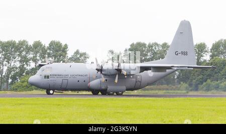 LEEUWARDEN, Niederlande - 10. Juni 2016: Niederländische Luftwaffe Lockheed C-130 H-30 Hercules (L-382) [G-273] während einer demonstration Stockfoto