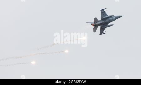 LEEUWARDEN, Niederlande - 11. Juni 2016: Niederländische f-16 Kampfjet Fackeln abzufeuern, während ein Vorbeiflug an der Europa-Debüt an der th Stockfoto