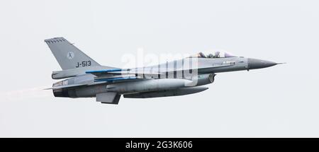 LEEUWARDEN, Niederlande - 11. Juni 2016: Niederländische f-16 Kampfjet abheben während der Royal Air Force Niederlande Stockfoto