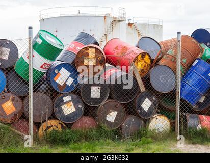 AKRANES, Island - 1. August 2016: Barrel Erdöl oder chemische Trommeln gestapelt für Fracht am 1. August 2016. Stockfoto