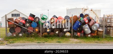 AKRANES, Island - 1. August 2016: Barrel Erdöl oder chemische Trommeln gestapelt für Fracht am 1. August 2016. Stockfoto