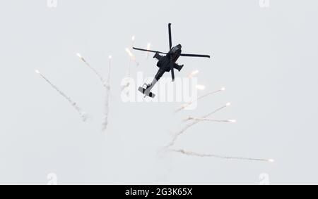 LEEUWARDEN, Niederlande - 10. Juni 2016: Niederländische AH-64 Apache Kampfhubschrauber abzufeuern Fackeln während der Royal Netherlands Stockfoto