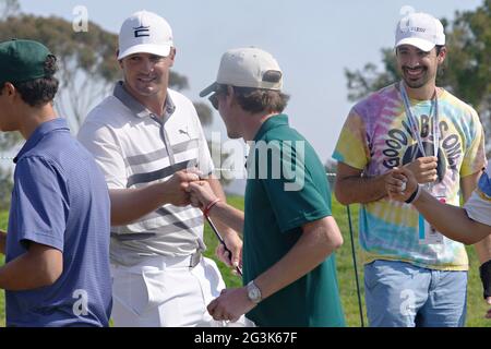 San Diego, Usa. Juni 2021. Bryson DeChambeau aus den USA begrüßt seine Fans während des Trainingstages bei der 121. US Open Championship auf dem Torrey Pines Golf Course in San Diego, Kalifornien, am Mittwoch, den 16. Juni 2021. Foto von Richard Ellis/UPI Credit: UPI/Alamy Live News Stockfoto