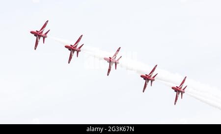 LEEUWARDEN, Niederlande - 10. Juni 2016: Royal Air Force Red Arrows Durchführung der niederländischen Luftwaffe Open House am 10. Juni 2016 bei Lee Stockfoto