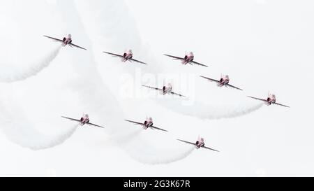 LEEUWARDEN, Niederlande - 10. Juni 2016: Royal Air Force Red Arrows Durchführung der niederländischen Luftwaffe Open House am 10. Juni 2016 bei Lee Stockfoto