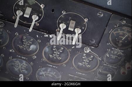 Verschiedene Messgeräte und Anzeigen in einem alten Flugzeug Stockfoto