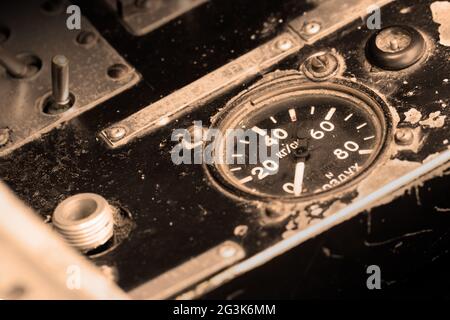 Verschiedene Messgeräte und Anzeigen in einem alten Flugzeug Stockfoto