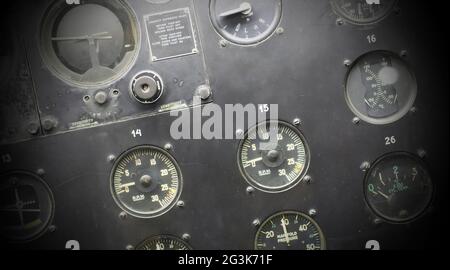 Verschiedene Messgeräte und Anzeigen in einem alten Flugzeug Stockfoto