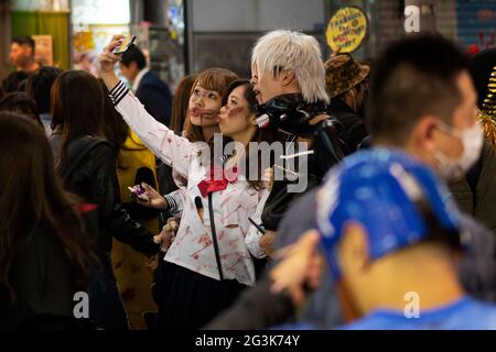 Menschen feiern Halloween in Shibuya, Tokio, Japan Stockfoto