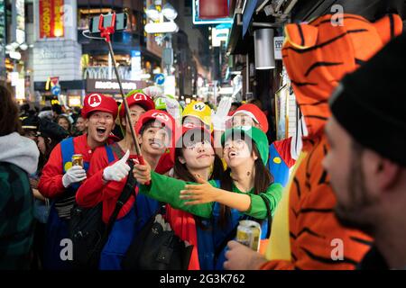 Menschen feiern Halloween in Shibuya, Tokio, Japan Stockfoto