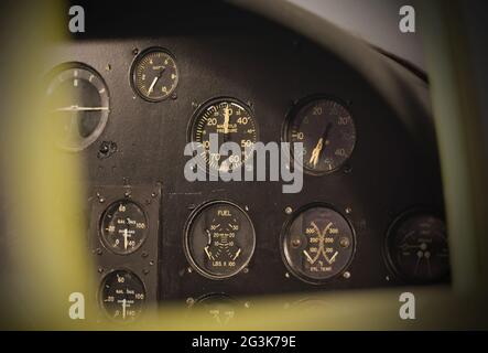 Verschiedene Messgeräte und Anzeigen in einem alten Flugzeug Stockfoto