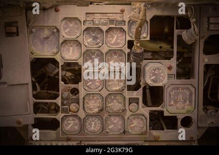 Verschiedene Messgeräte und Anzeigen in einem alten Flugzeug Stockfoto