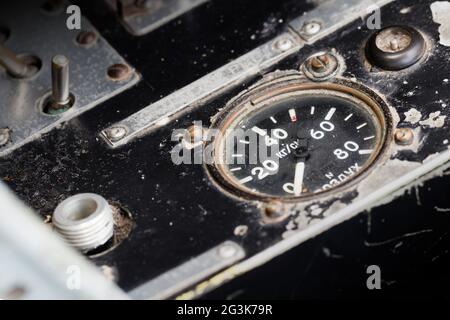 Verschiedene Messgeräte und Anzeigen in einem alten Flugzeug Stockfoto