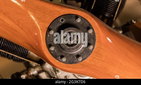 Vintage verwitterte Flugzeug Propeller isoliert Stockfoto